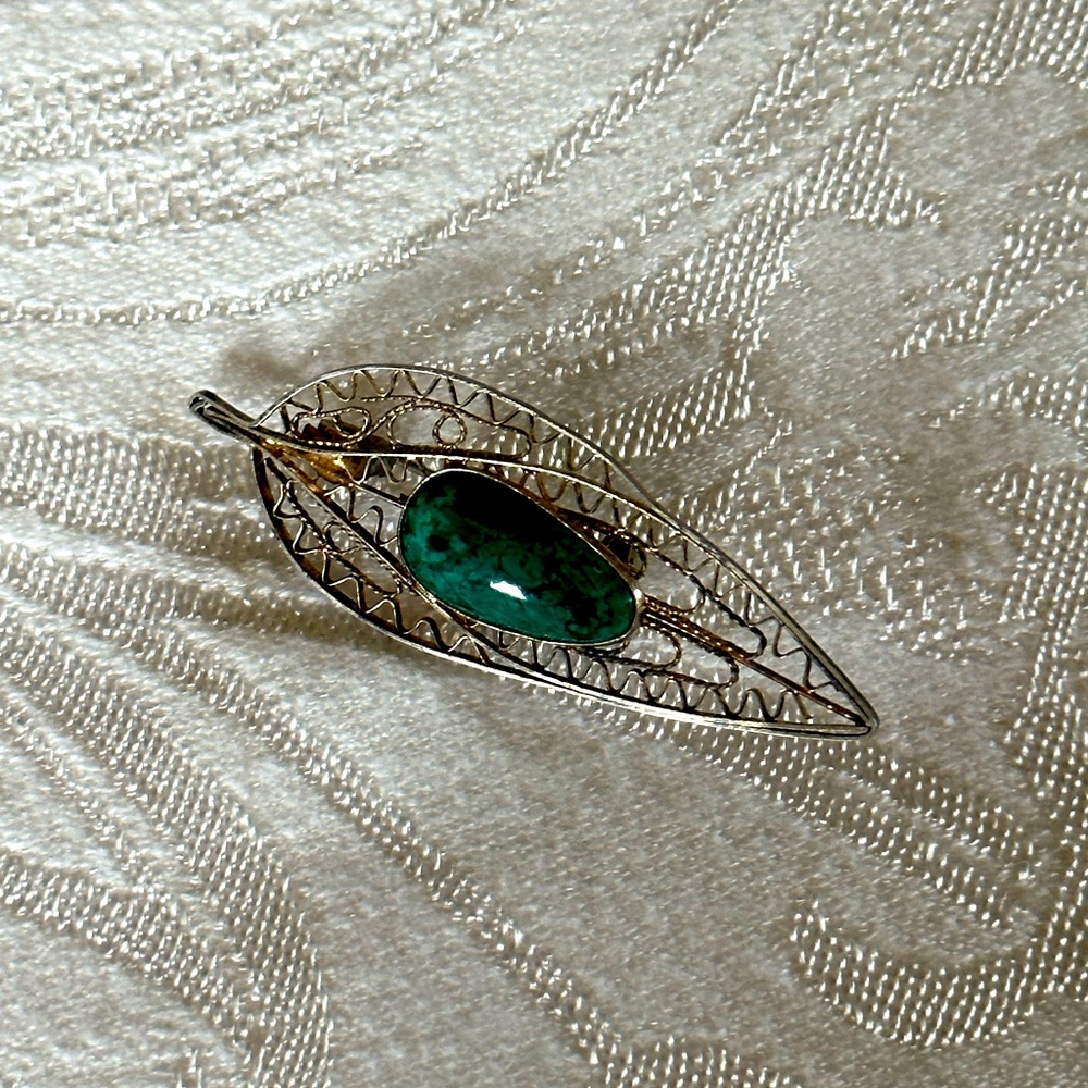 Vintage gold delicate leaf pin w/possible turquoise, or agate stone.